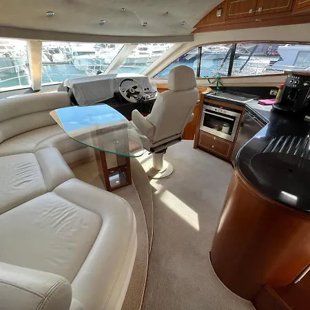 Yacht In Barcelona Botel *